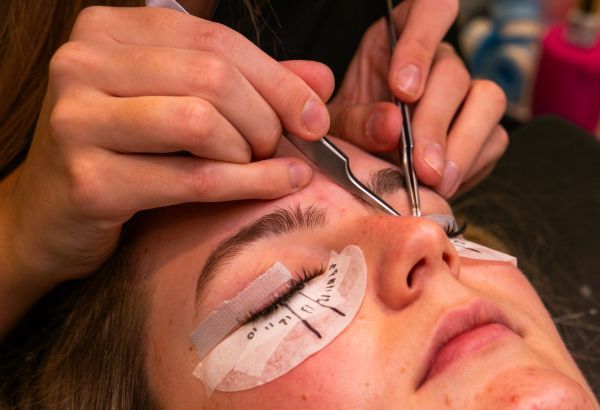 Top formations pour maîtriser l'extension de cils à Toulouse